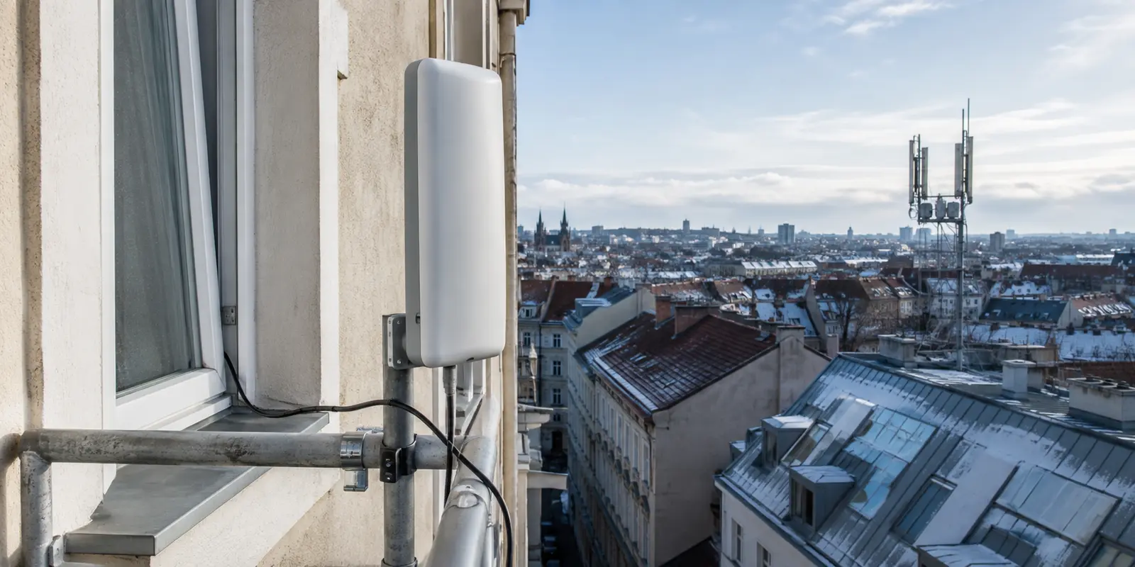 Außen montierter 5G-Router an einem Wiener Wohnhaus, dessen Kabel ins Heimnetz führt