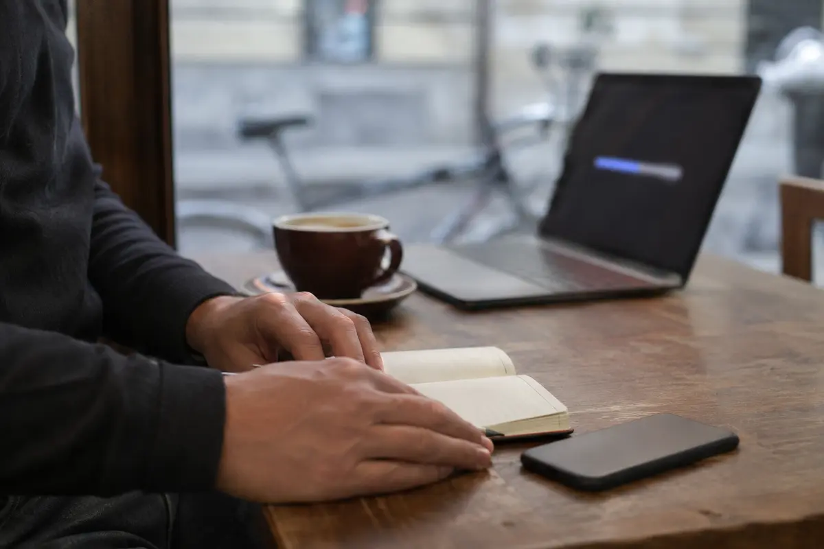 Reisender im Wiener Café, der nach der Fehlersuche wieder zur eigentlichen Arbeit zurückkehrt