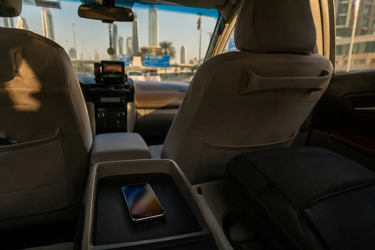 Un teléfono y una bolsa de trabajo viajan en el interior de un taxi por Dubái
