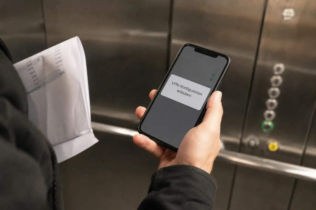 Auf einem iPhone wird im Hotel die VPN-Konfiguration erlaubt