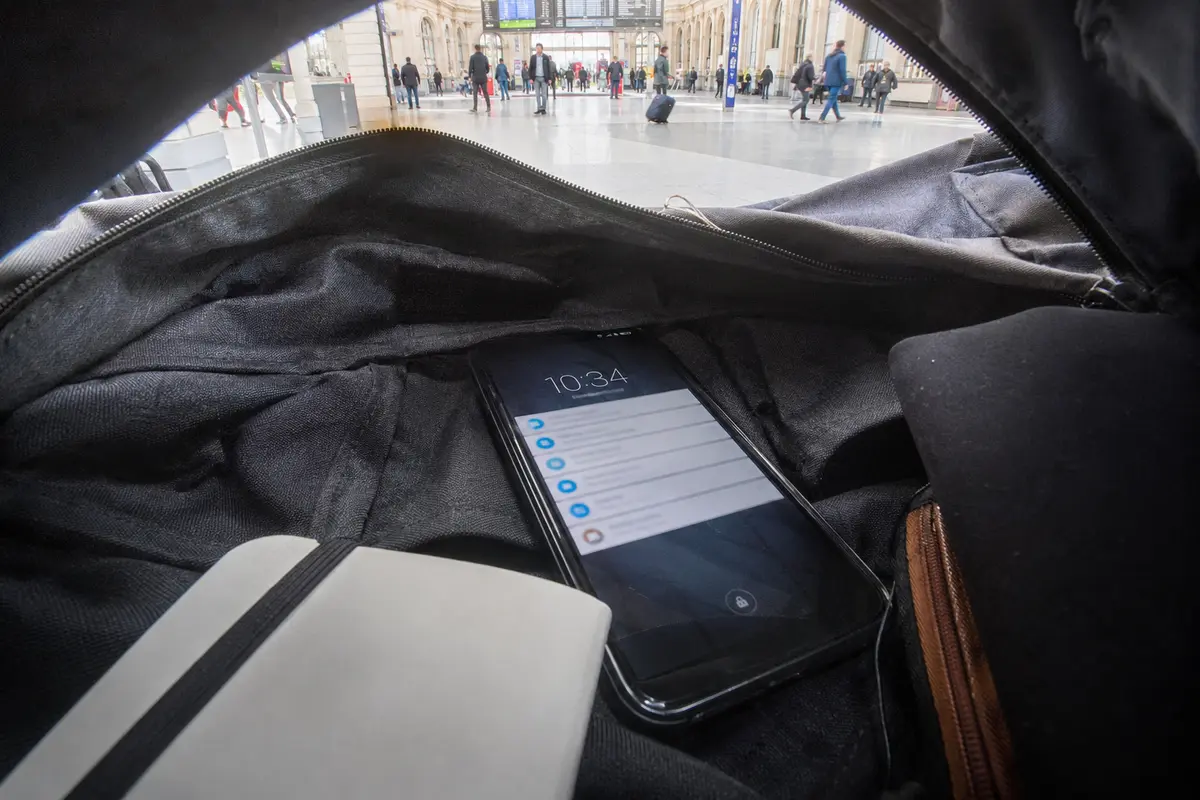 Ein Android-Handy empfängt im Rucksack am Bahnhof wieder Nachrichten