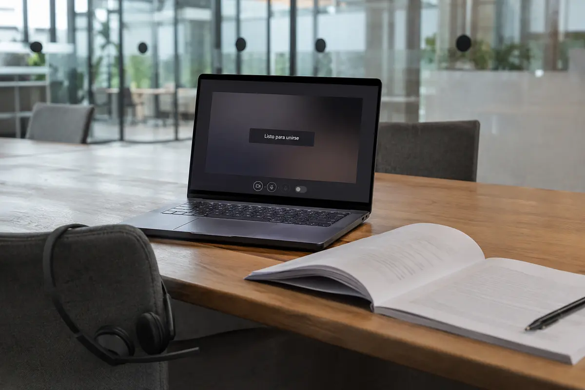 Una sala de reuniones preparada con el documento abierto y la videollamada lista para unirse