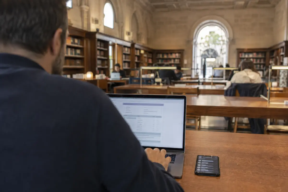 Un trabajador vuelve a acceder a un panel legítimo desde una biblioteca pública española