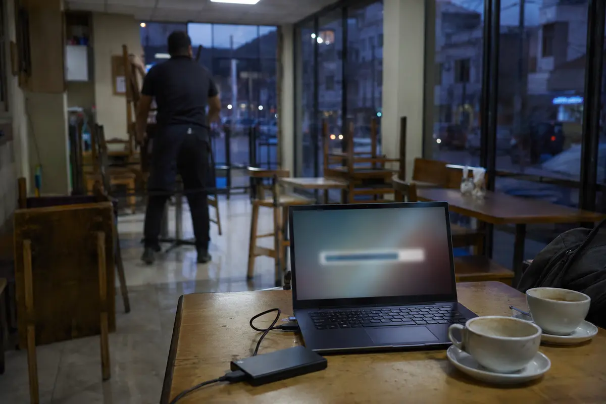 Una cafetería cierra mientras una última subida de archivos sigue pendiente