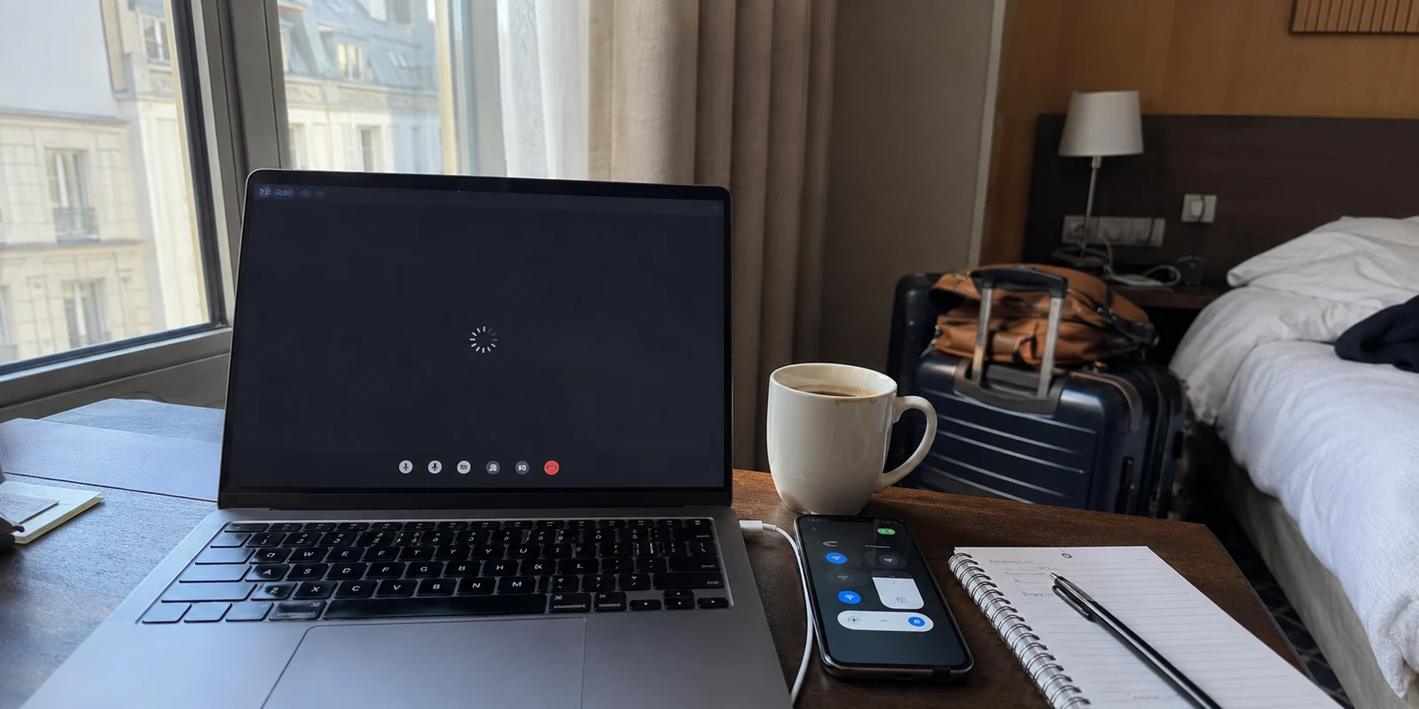 Un ordinateur bloqué avant une visioconférence, avec un téléphone prêt à partager sa connexion 5G