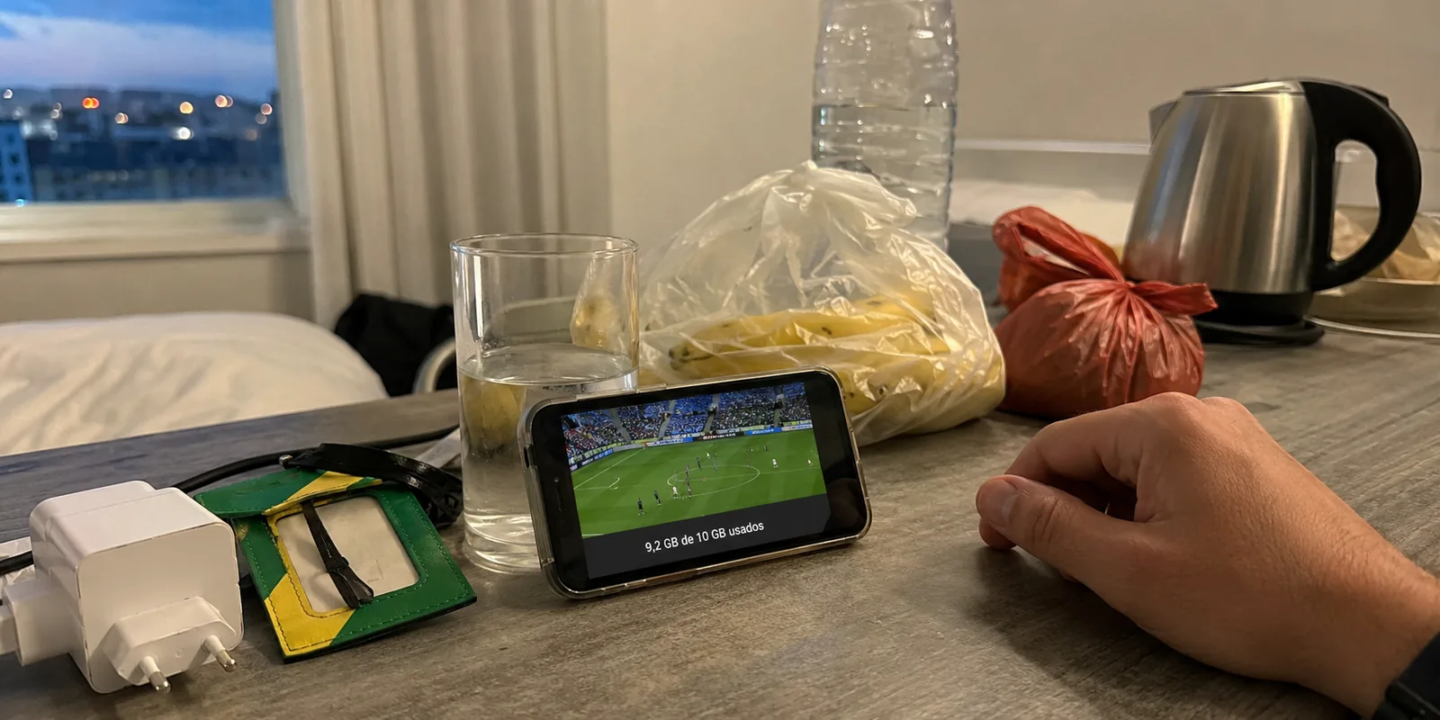 Telefone reproduzindo uma transmissão brasileira com o limite mensal de dados quase atingido.