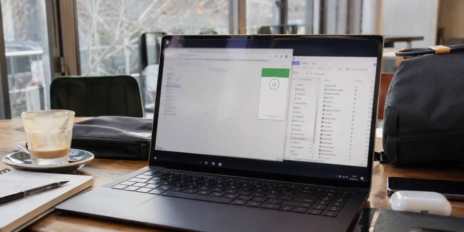 Un ordinateur portable dans un espace de travail partagé, avec une extension connectée dans le navigateur et une synchronisation active sous Windows