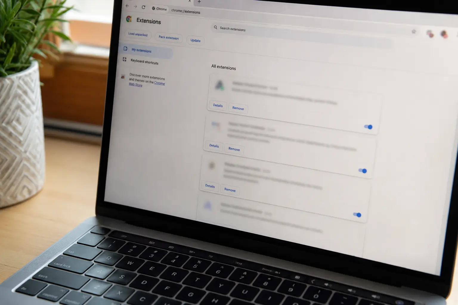 La page des extensions Chrome permet d’isoler une extension suspecte