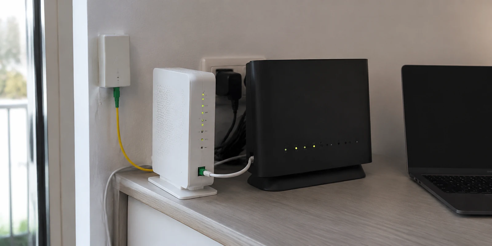 Glasfaserabschluss und Heimrouter mit leuchtenden Statusanzeigen in einer Wohnung