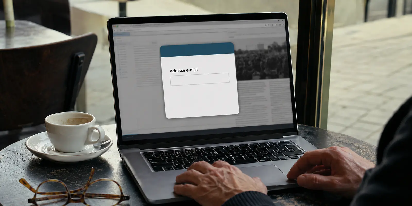 Dans un café, un formulaire VPN attend une adresse e-mail avant la première connexion.