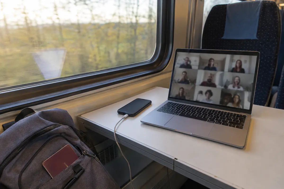 Un ordinateur et un téléphone connectés pendant un trajet en train