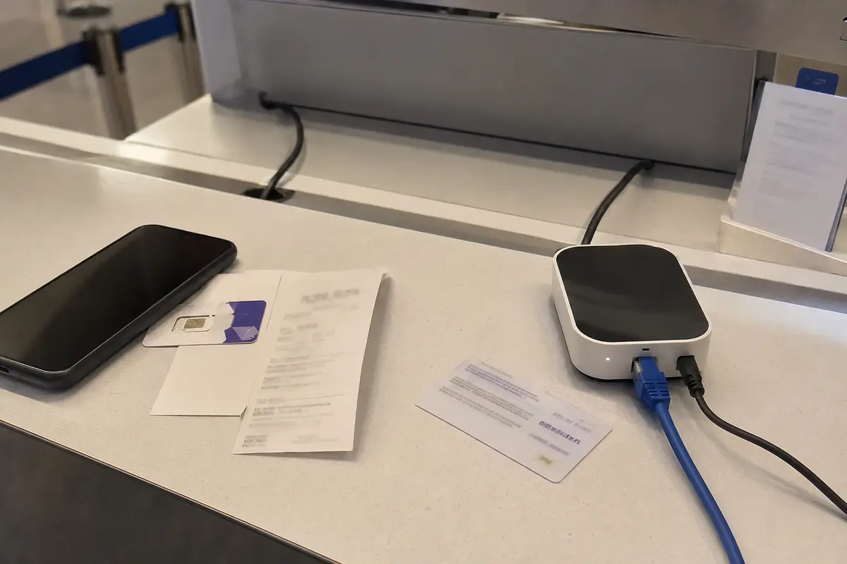 eSIM de voyage et passerelle Wi-Fi locale empruntant des sorties différentes
