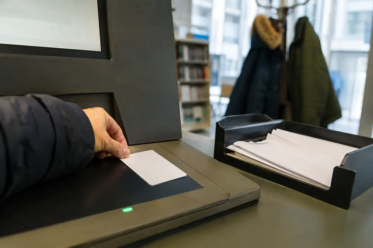 Une seule carte suffit au comptoir d’une bibliothèque tandis que des formulaires inutiles restent de côté