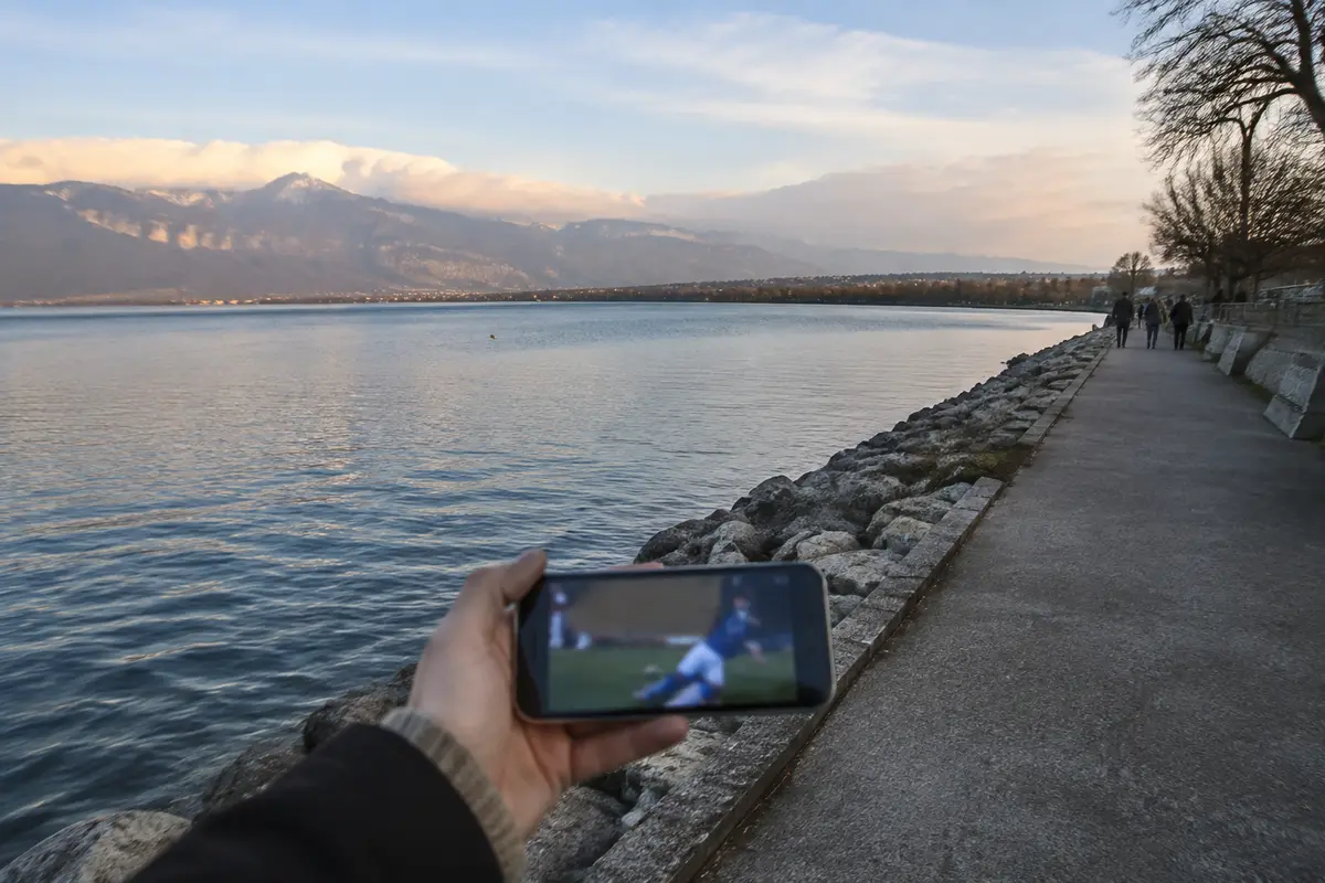 Programme regardé sur un téléphone au bord du Léman