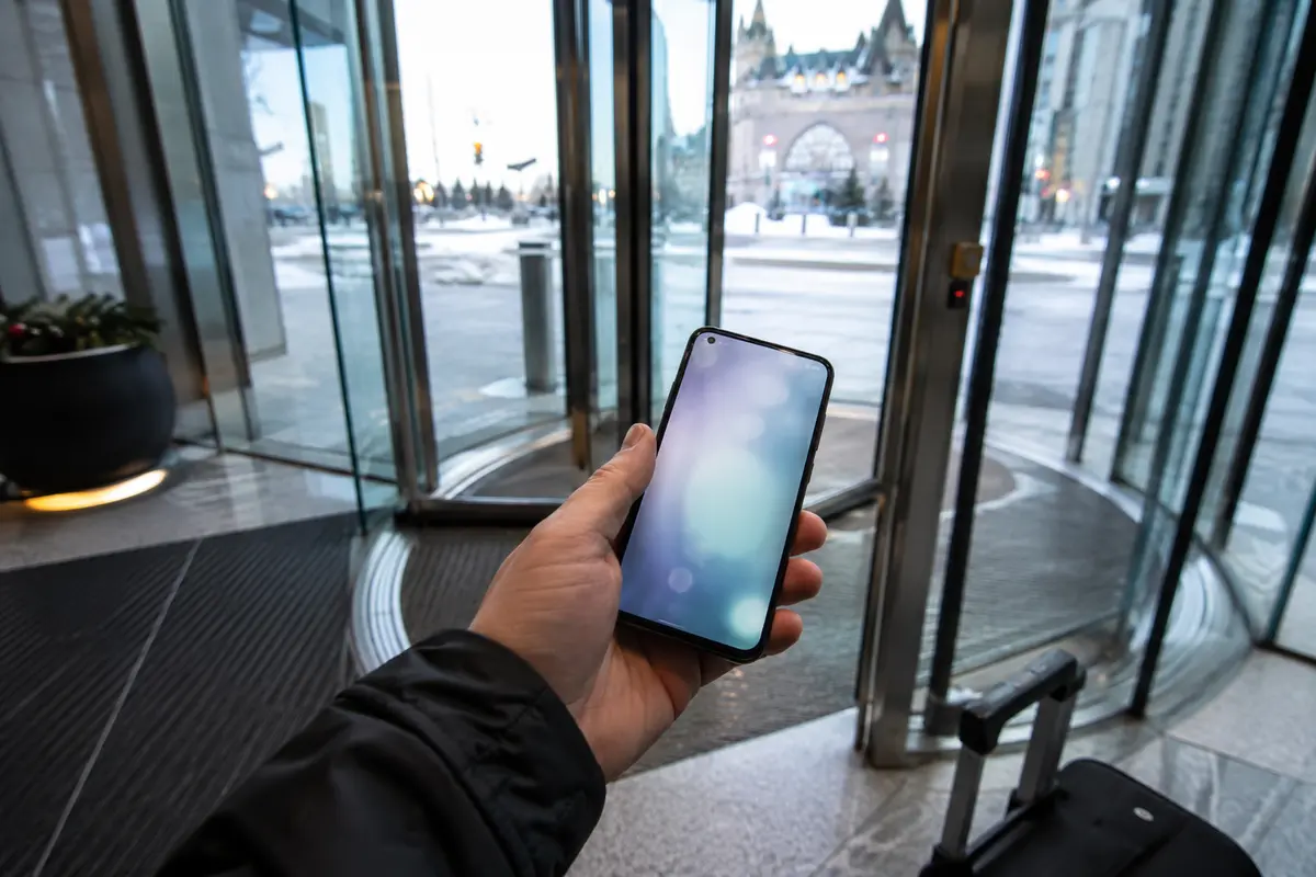 Téléphone tenu en quittant un hôtel d’Ottawa par une matinée d’hiver