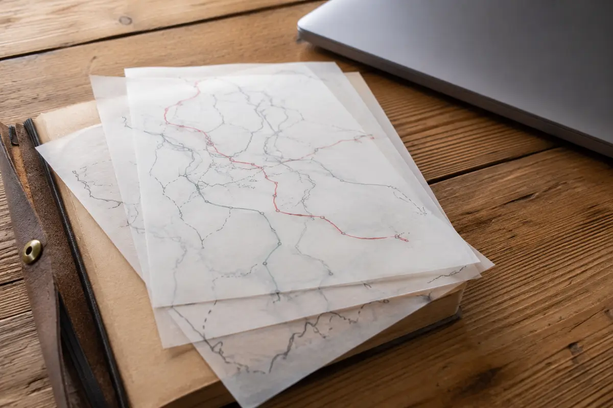 Plusieurs feuilles transparentes font apparaître des chemins de connexion qui se superposent