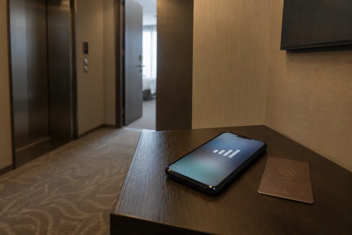 Un téléphone passant du Wi-Fi de l’hôtel au réseau mobile dans le couloir