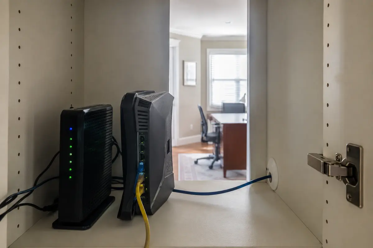 Heimrouter und Fernseher in einer realistischen Wohnung