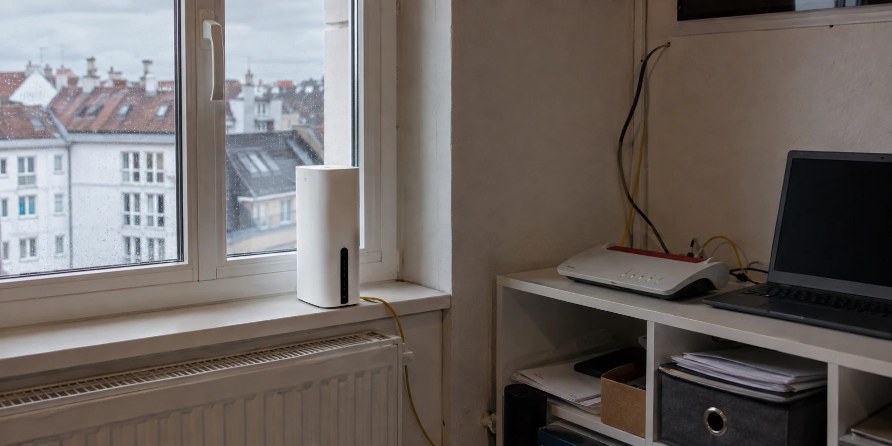 Drei-5G-Router und FRITZ!Box in einer Wohnung am Fenster