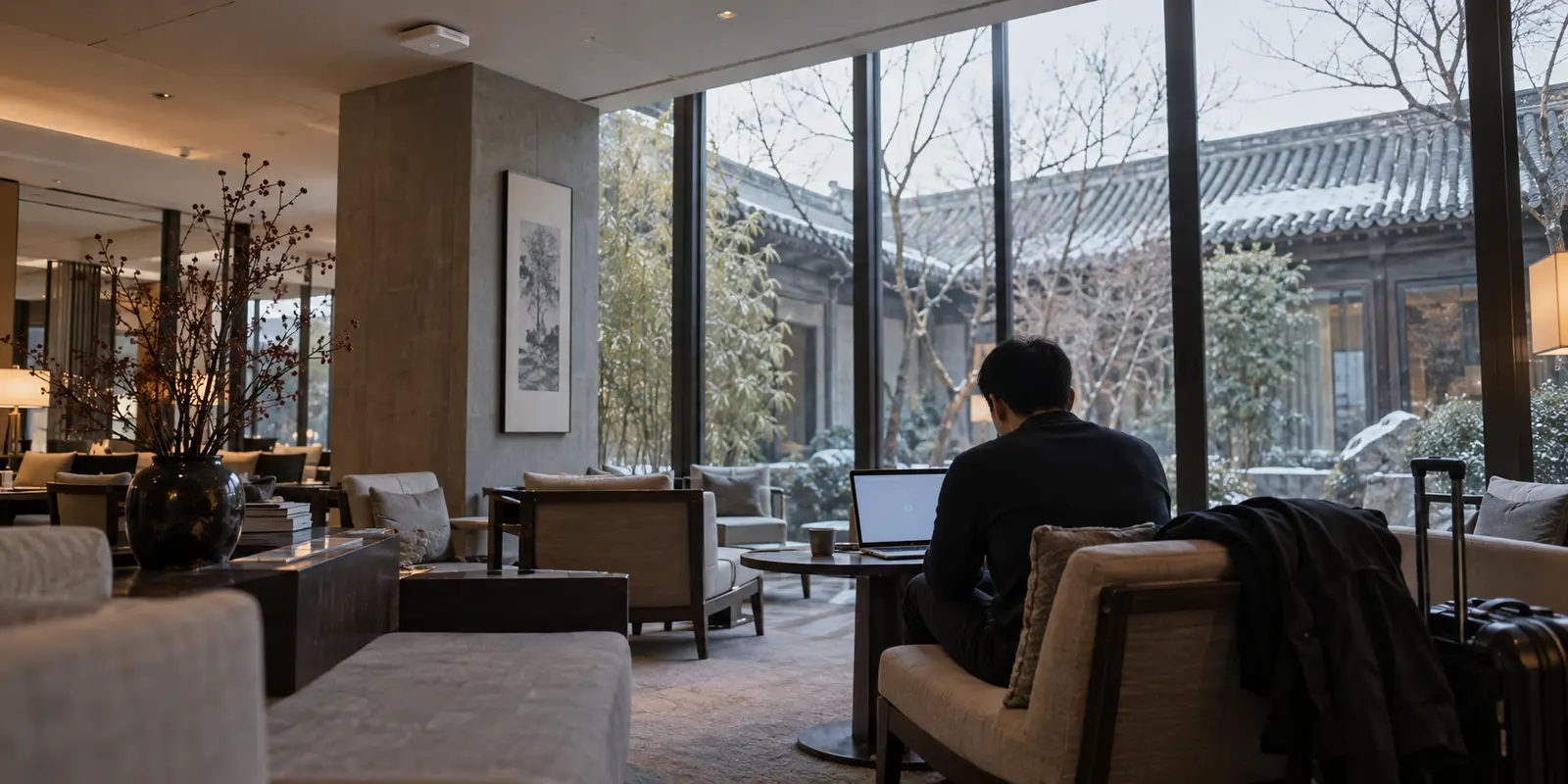 A traveler with a stalled laptop in a Beijing hotel lounge