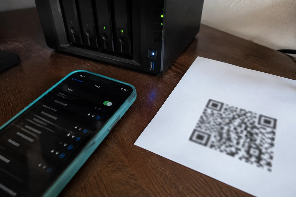 Le QR code reste un objet physique à manipuler avec soin dans cette configuration.