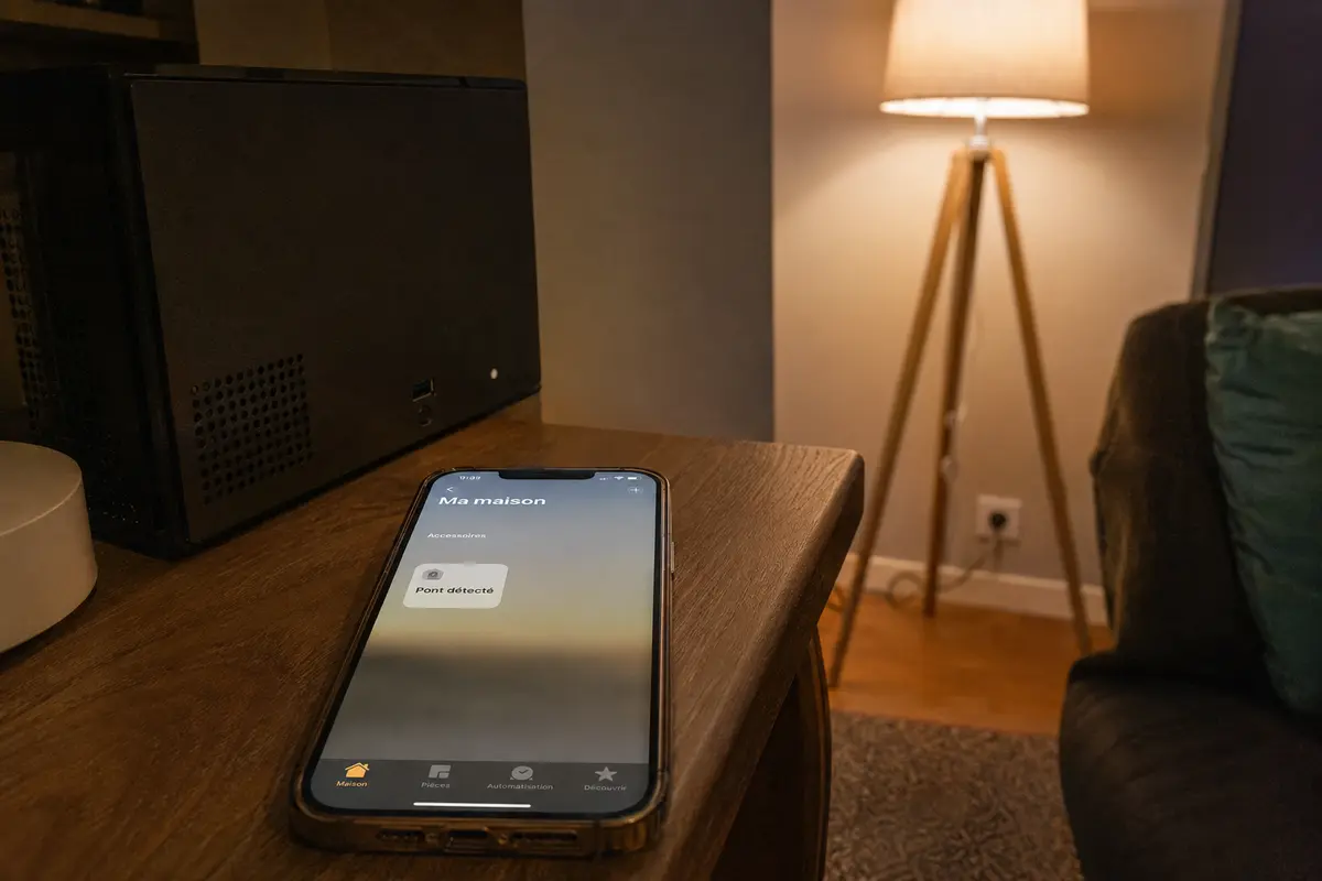 Un téléphone détecte le pont Homebridge à côté du serveur domestique