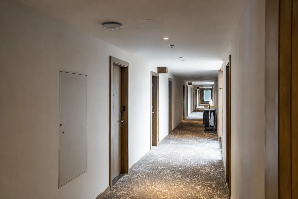 Point d’accès Wi-Fi installé au plafond d’un couloir d’hôtel