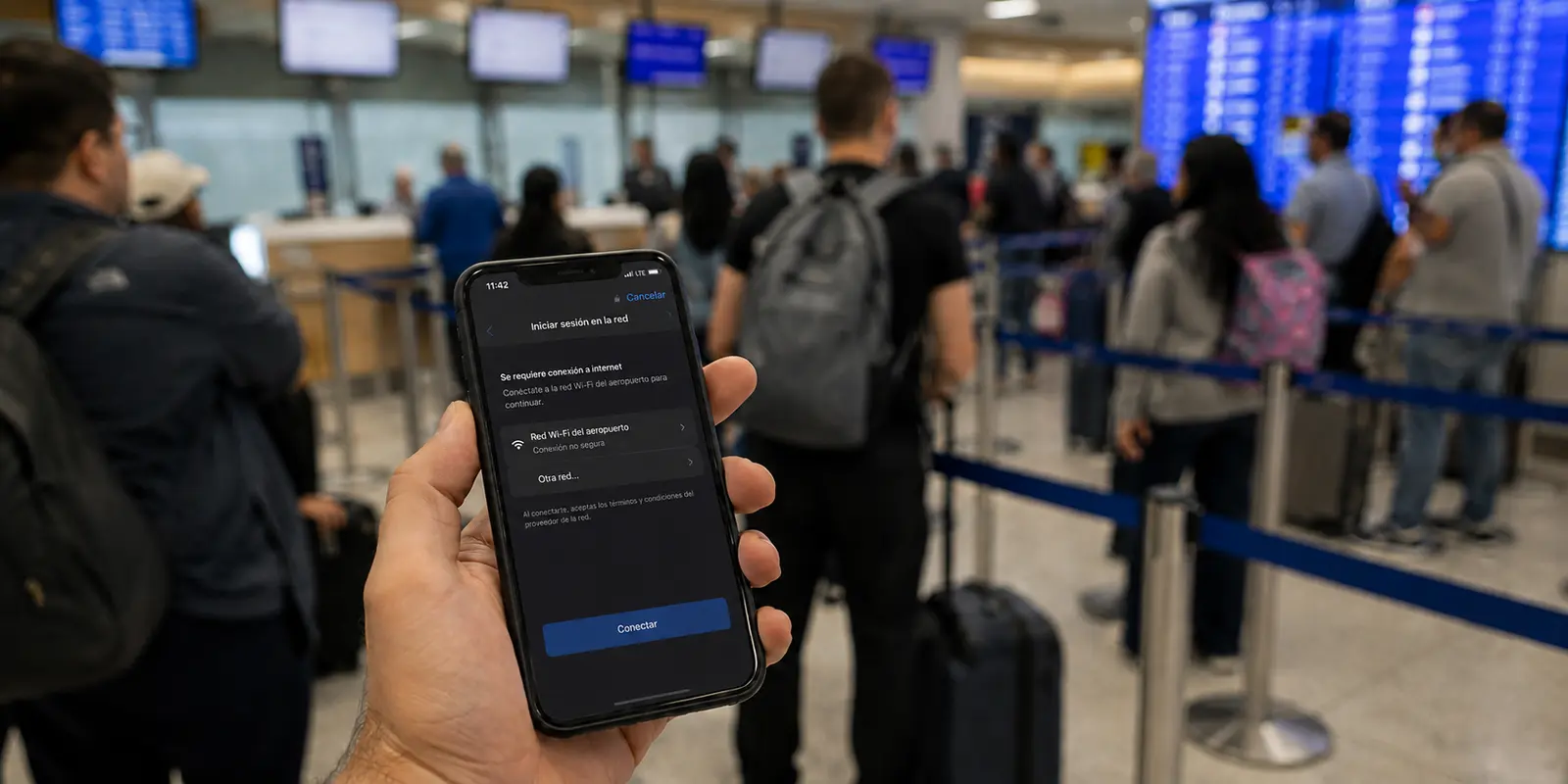 Teléfono mostrando el acceso al portal cautivo del Wi-Fi mientras crece una fila de pasajeros en el aeropuerto de San Juan