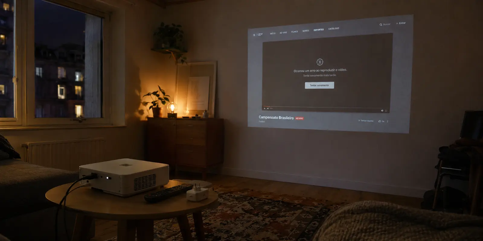 Projetor em uma sala exibindo uma transmissão brasileira que não inicia apesar de a página estar carregada.