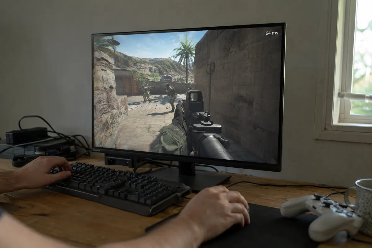 Una partida multijugador continúa con normalidad en el monitor del jugador