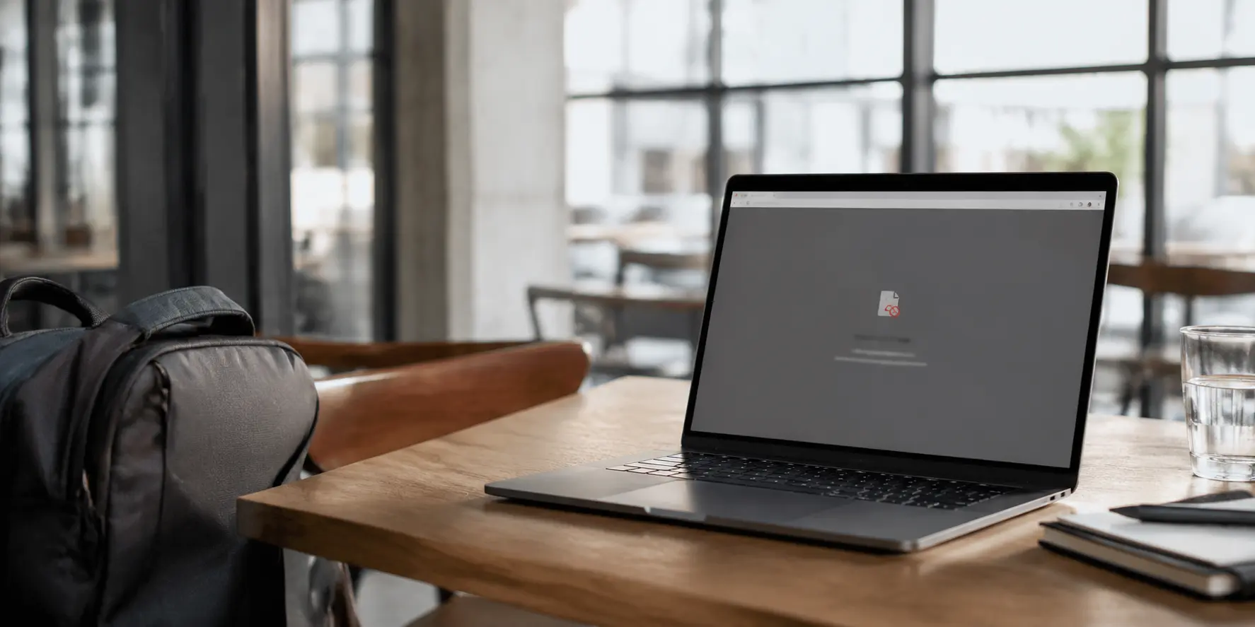 Ordinateur montrant un accès refusé dans un espace de travail en déplacement.