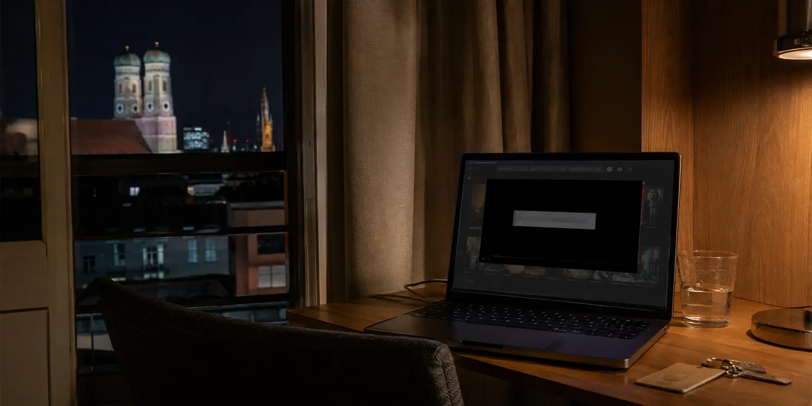 Blockierter Live-TV-Player auf einem Laptop in einem Münchner Hotelzimmer