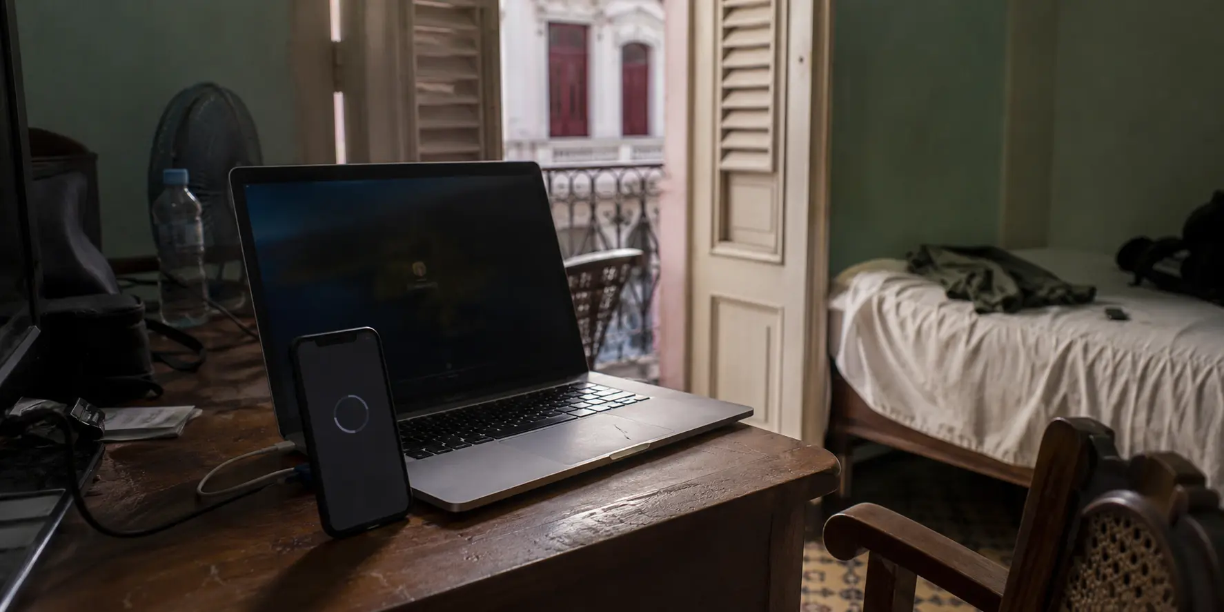 Dispositivo en un entorno real mientras la conexión VPN intenta recuperarse.