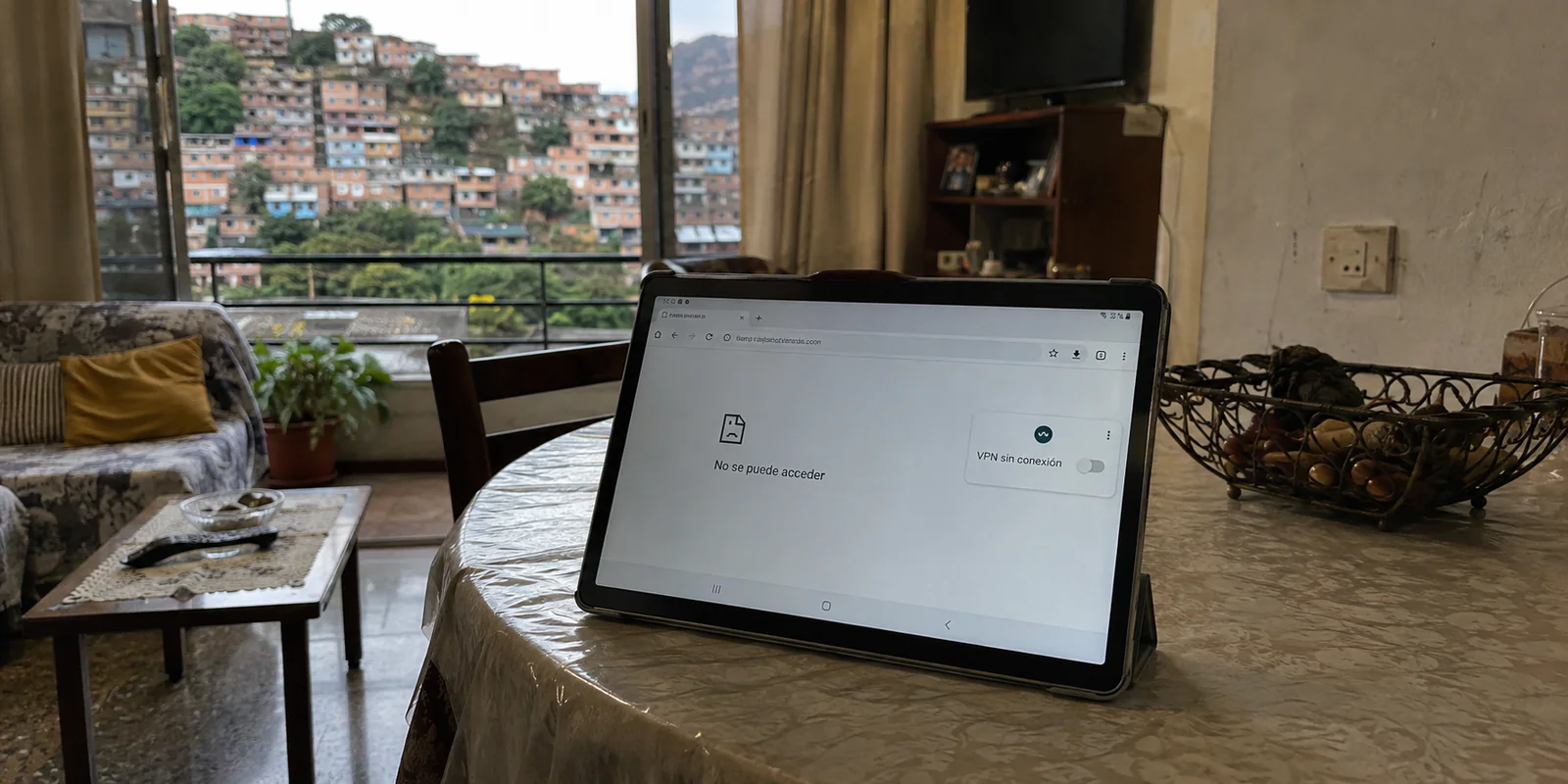 Tableta con una noticia bloqueada y una VPN sin conexión en una vivienda de Caracas