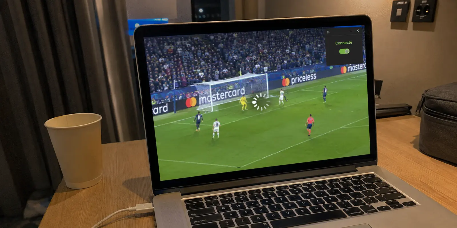 Dans une chambre de voyage, un match en direct se fige sur l’ordinateur alors que le VPN est toujours indiqué comme connecté.