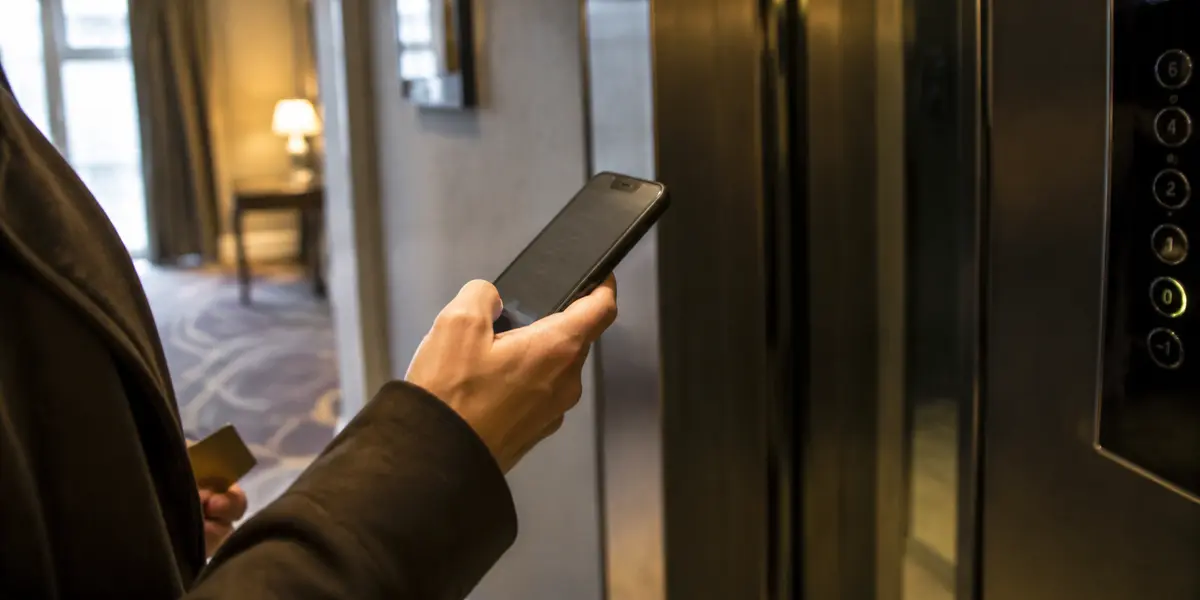 Le changement de réseau devient visible entre la chambre d’hôtel et la connexion mobile.