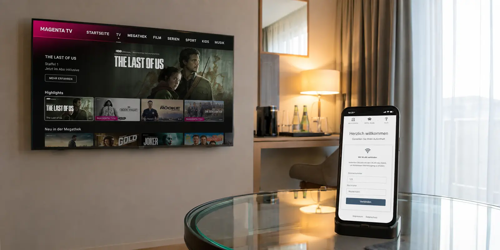Laptop, Fernseher und Router in einer realistischen Reisesituation mit blockiertem oder unterbrochenem Zugriff.
