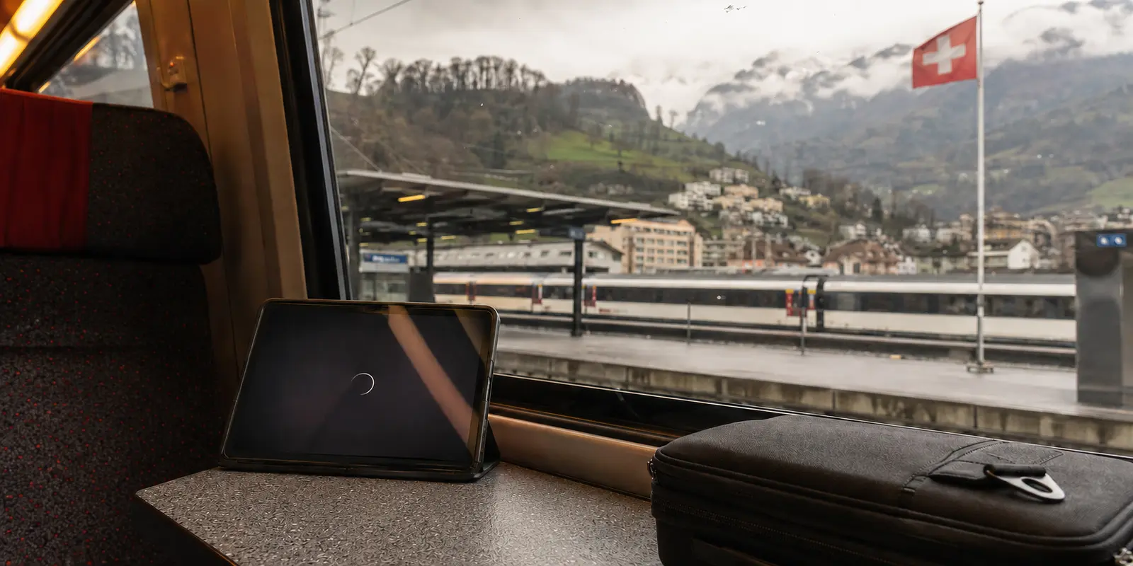 Nicht startender TV-Stream in einem Zug am Schweizer Bahnhof