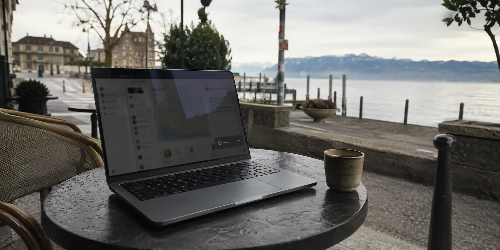 Un ordinateur portable connecté au Wi-Fi d’un café au bord du Léman à Lausanne