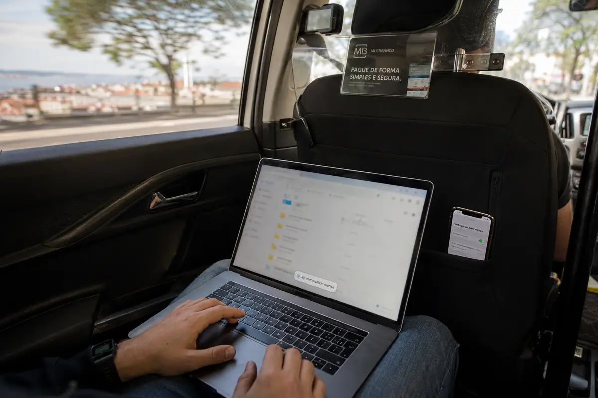 Un ordinateur reprend la synchronisation dans un taxi grâce au partage de connexion du téléphone