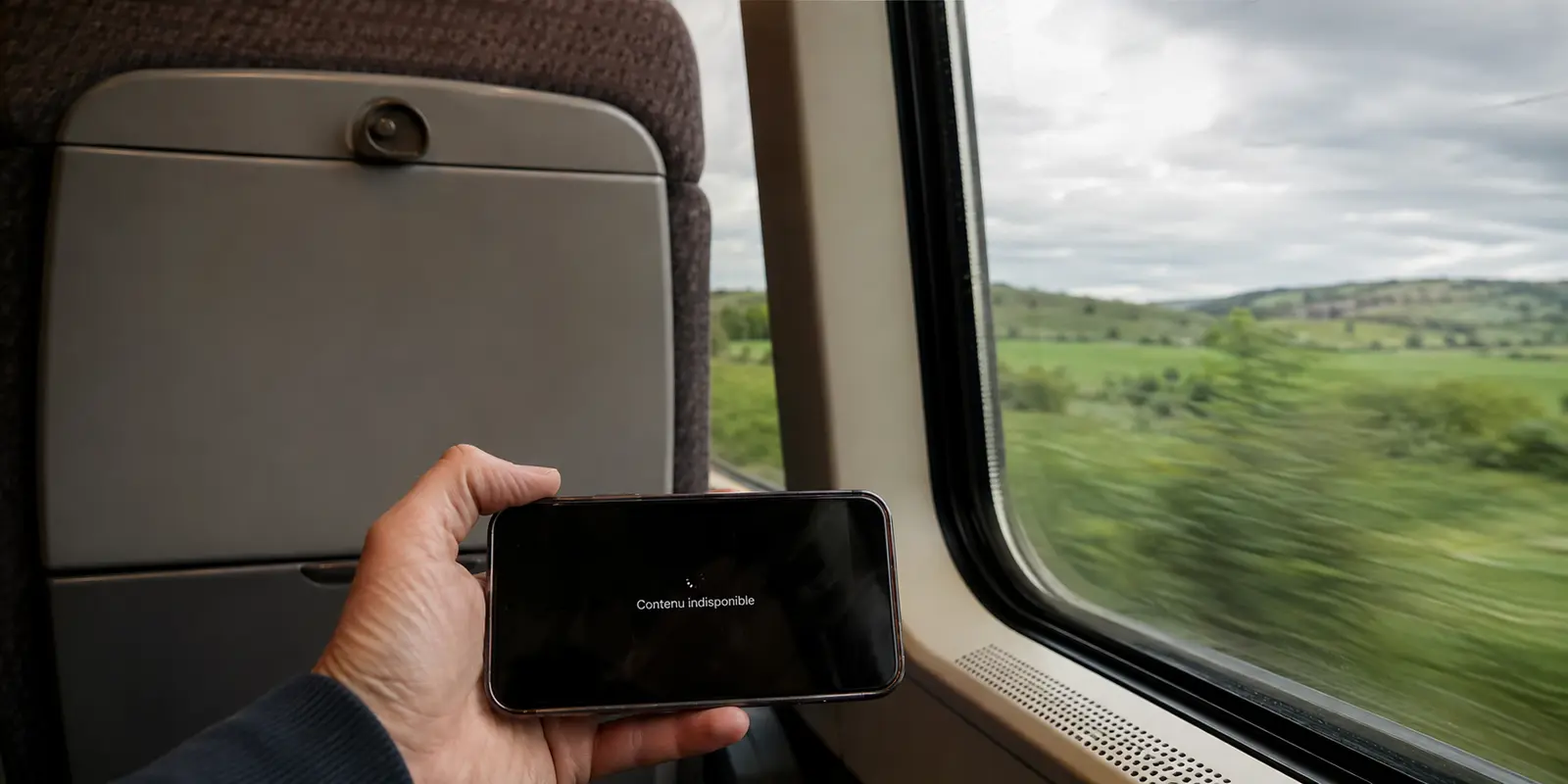 Un téléphone affiche un contenu indisponible dans un train traversant la Bourgogne