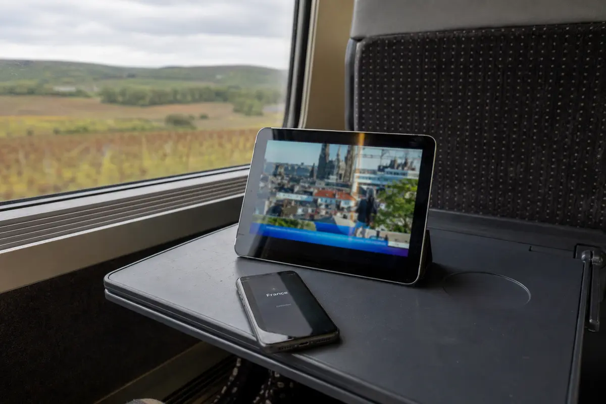 Dans le train, une connexion réglée sur France reste active pendant la lecture vidéo