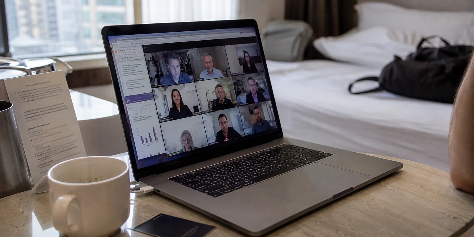 Videollamada de trabajo congelada en el portátil de una habitación de hotel
