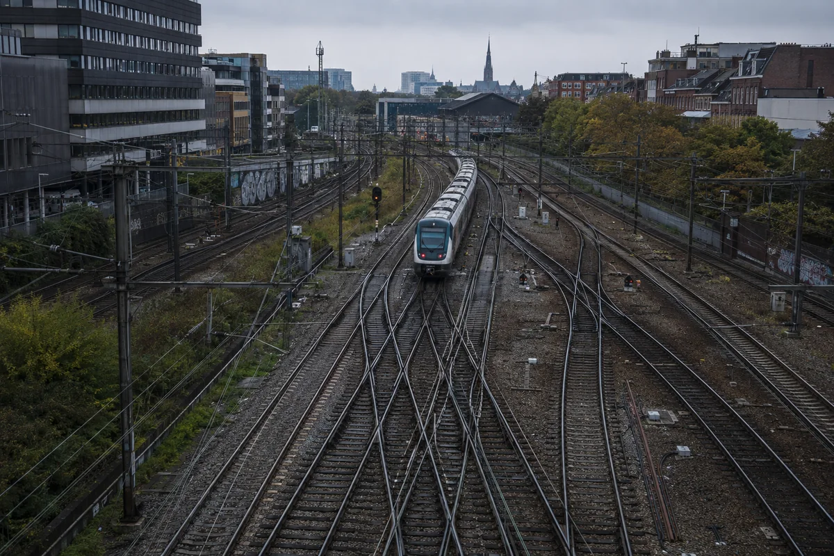 Vías ferroviarias que se dividen y vuelven a cruzarse en una estación urbana