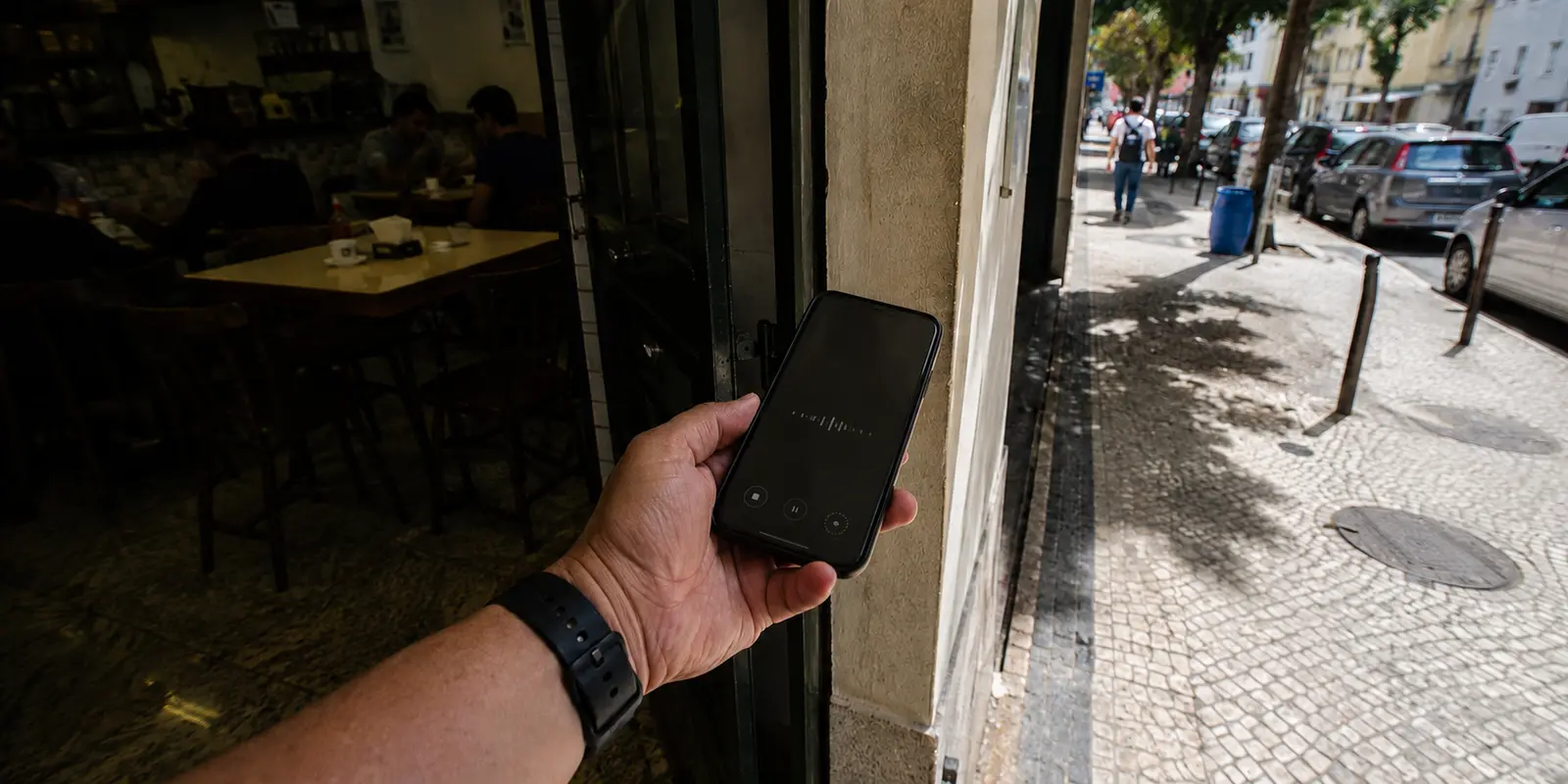 Celular com chamada interrompida ao sair de um café e trocar o Wi-Fi pelo 5G