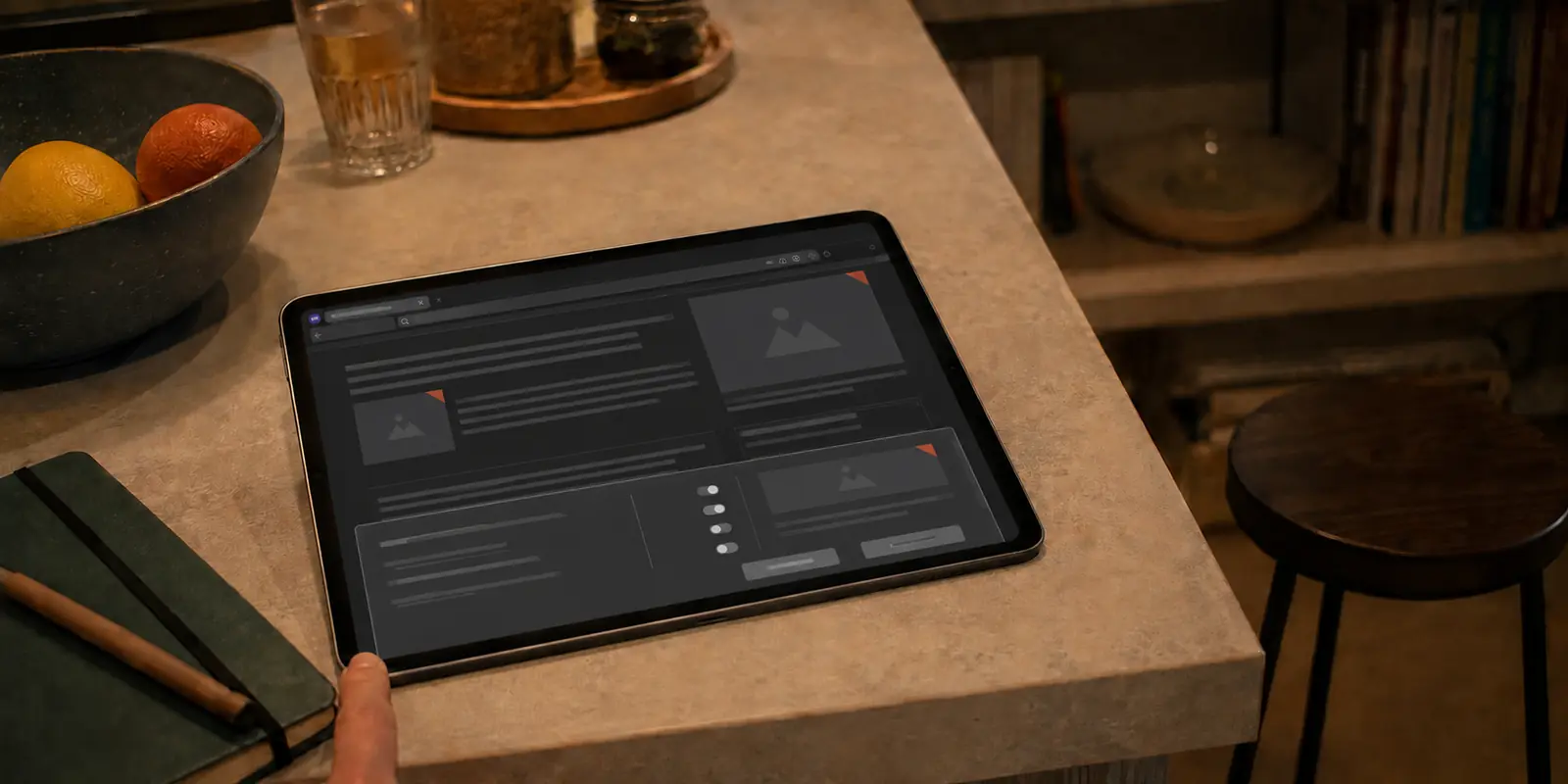 Tablet em uma bancada doméstica exibindo navegação privada com elementos de consentimento e conteúdo de terceiros