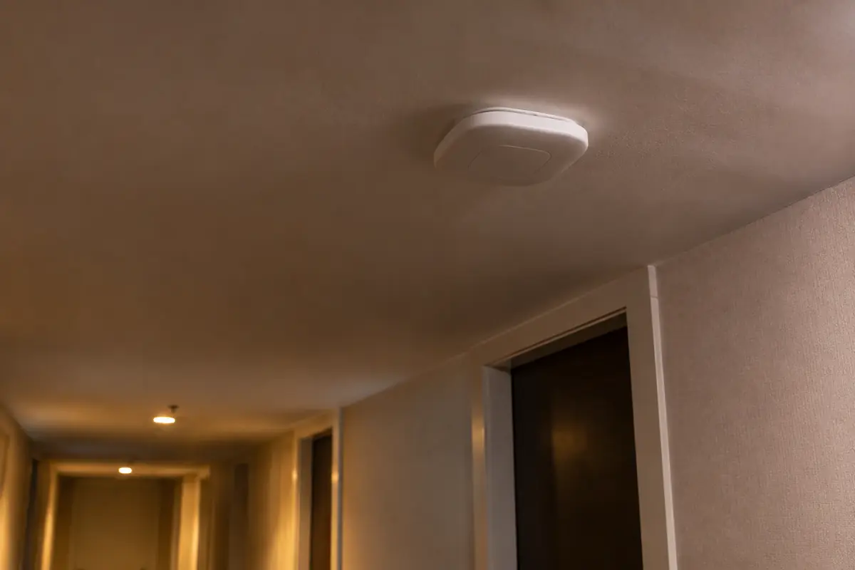Ponto de acesso de Wi-Fi instalado no teto de um corredor de hotel