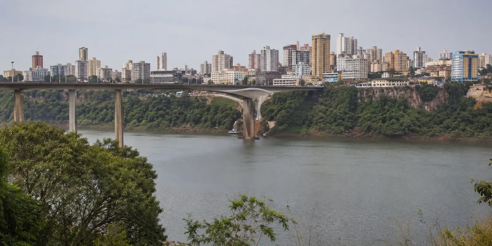 Ponte sobre o rio Paraná ligando a fronteira entre Paraguai e Brasil