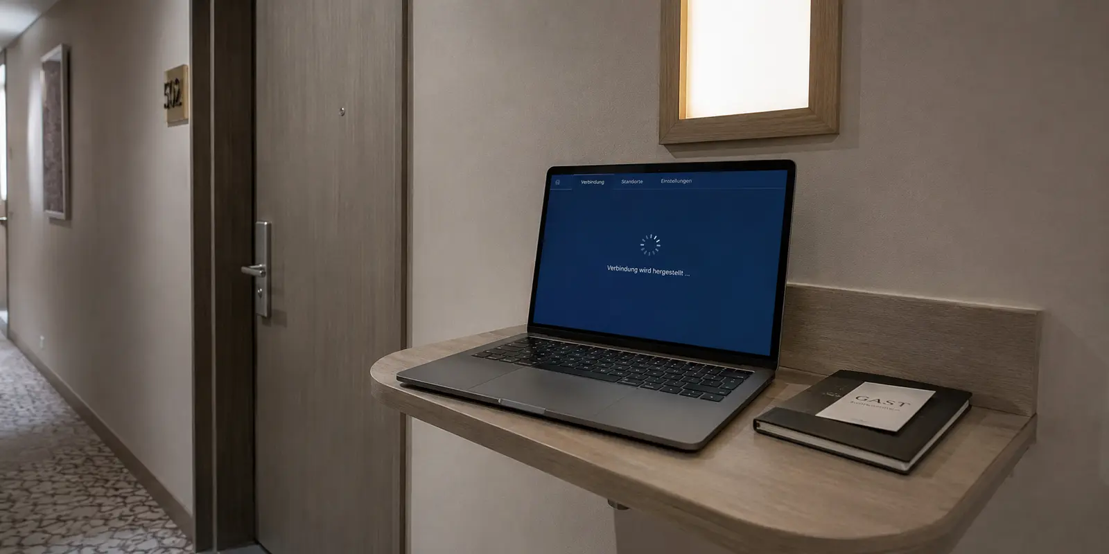 Laptop in einer schmalen Hotelnische, dessen VPN-Verbindung nicht über den Verbindungsaufbau hinauskommt