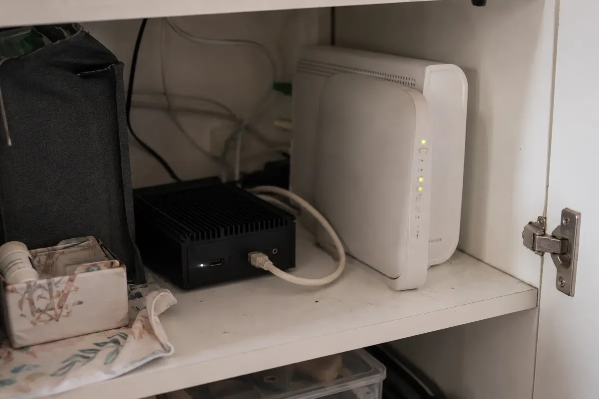Petit ordinateur servant de nœud de sortie relié à la box Internet d’un appartement